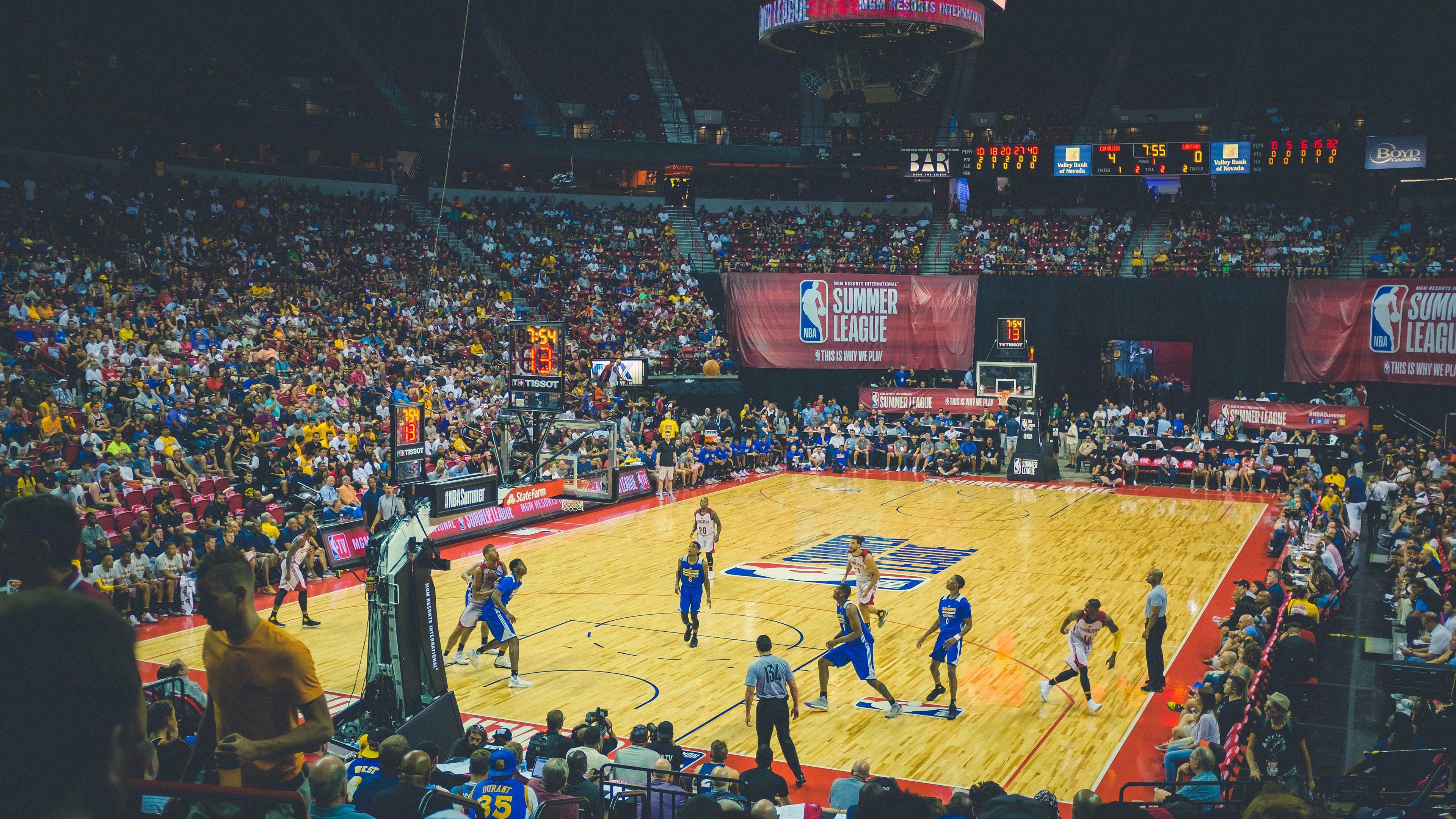 _天幕下的极光穿越：自然奇观中的极限竞赛_，极光的天空